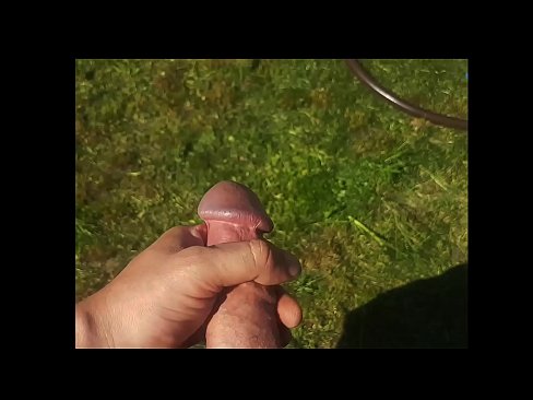 ❤️ Keçika germ di bexçeyek havînê de pisîka xwe ya pembe diqelişe û bi şuştinê dixe. ❤️ Pornoya hişk li ku.sex00.top ️❤